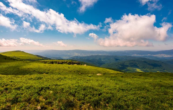 Flauschige Wolken Wälzen Sich Über Die Bergwiese Schöne Landschaft Sommer — Stockfoto