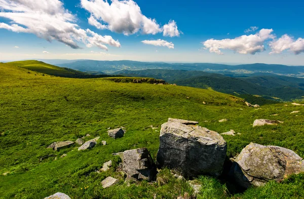 Herrliche Berglandschaft Einem Sommertag Riesige Felsbrocken Einem Grasbewachsenen Hang Unter — Stockfoto