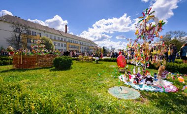 Uzhgorod, Ukrayna - 07 Nisan 2017: Kutlama Ortodoks Paskalya Uzhgorod Narodna meydanında. Kutlama TransKarpatya bölgesel yönetim sıcak bahar gününde binası önünde