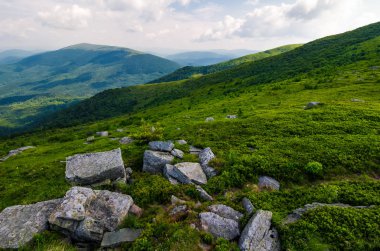 Runa dağ muhteşem manzara. güzel yaz yatay, çimenli tepelerde bir bulut gölgesi