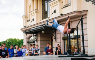 Uzhgorod, Ukrayna - 10 Haziran 2016: açık spor rekabet katılımcıların. egzersiz şampiyonada Uzhgorod. Genç erkekler onların beceri arena gösterir. 