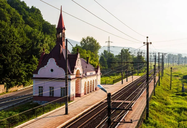 Vieja Estación Tren Amanecer Hermoso Paisaje Las Montañas Amarre Karpaty —  Fotos de Stock