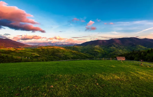 Splendida Campagna Montuosa Tramonto Bellissimo Paesaggio Con Campi Rurali Recinzione — Foto Stock