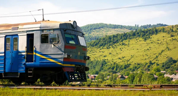 Huklyvyi Ukrayna Temmuz 2017 Antik Elektrikli Tren Varış Dağların Hızlı — Stok fotoğraf