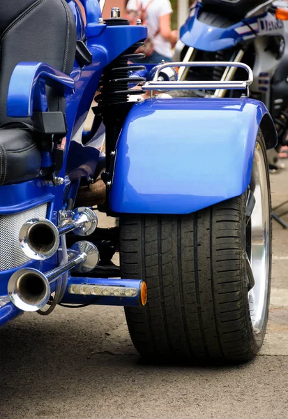 Lado Trás Uma Motocicleta Azul Tiro Lindo Detalhe Luzes Tubos — Fotografia de Stock