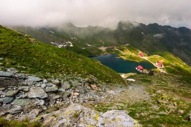 Göl Balea bulutların alanı. Fagarasan Dağları, Romanya'nın muhteşem yaz manzara. sırtın tepesinden gözlenen popüler turistik yer