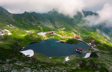 Göl Balea bulutların alanı. Fagarasan Dağları, Romanya'nın muhteşem yaz manzara. sırtın tepesinden gözlenen popüler turistik yer
