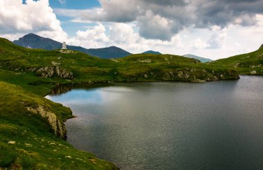 Capra buzul pitoresk etrafa. güzel dağlık yaz peyzaj yüksek irtifa üzerinde. güzel arka plan seyahat