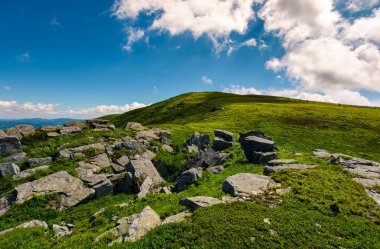 güzel manzara yaz Runa Dağı. güzel yaz hava bazı bulutların üstünde mavi bir gökyüzü ile