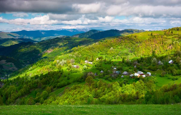 Wieś Zalesionym Wzgórzu Wiosenny Piękne Krajobrazy Wiejskie Karpat Pochmurny Dzień — Zdjęcie stockowe