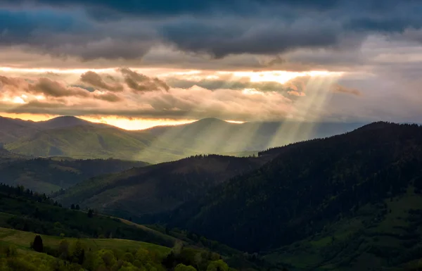Лучи Света Над Горами Красивый Пейзаж Бурную Погоду — стоковое фото