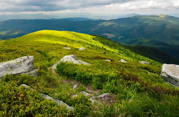 Cesta Kopce Mezi Skalami Krásná Horská Krajina Létě — Stock fotografie