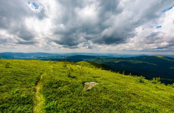 Cesta Kopce Mezi Skalami Krásná Horská Krajina Létě — Stock fotografie