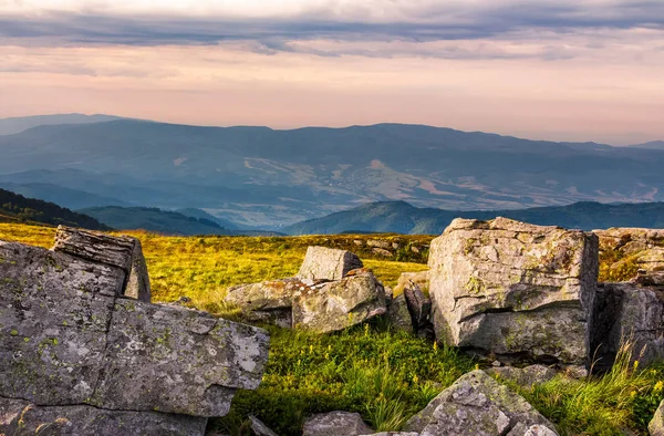 Solnedgången Ljus Kullar Med Stenar Vackra Bergiga Landskapet Mulen Dag — Stockfoto