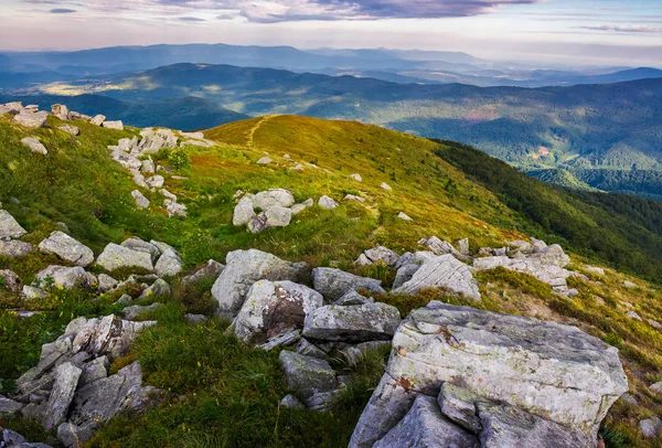 Obrovské Skalní Útvary Travnatých Kopcích Krásné Horské Krajiny Pozdním Létě — Stock fotografie