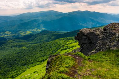 yüksek dağlar Hill'de uçurumdan. güzel yaz peyzaj ve kavram seyahat