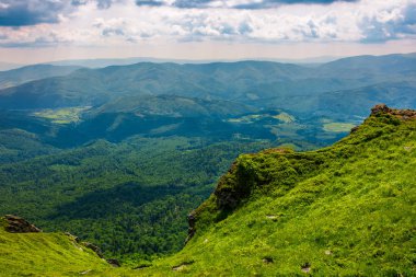 yüksek dağlar Hill'de uçurumdan. güzel yaz peyzaj ve kavram seyahat