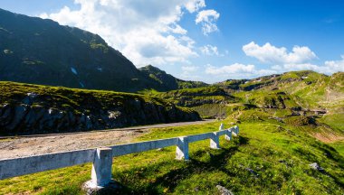 Transfagarasan dağın tepesinde Hill'e yoldan. Romanya'nın dağlarında güzel ulaşım sahne. Konum Güney Karpatlar