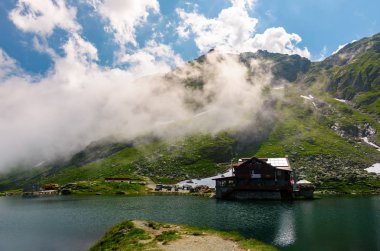 Göl Balea Fagaras Dağları'nın. güzel yaz yatay, en üst nokta etrafında alçak bulutlar