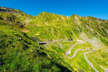 Transfagarasan yol Vadisi yılan gibi. Romanya'nın dağlarında güzel ulaşım sahne. Konum Güney Karpatlar