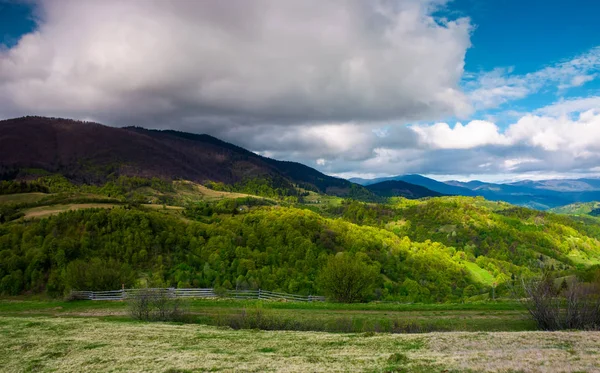 Springtime Bergiga Landskapet Härlig Landsbygdens Landskap Med Skogsbeklädda Kullar Och — Stockfoto