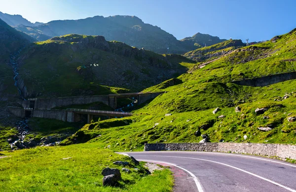 Transfagarasan dağın tepesinde Hill'e yoldan. Romanya'nın dağlarında güzel ulaşım sahne. Konum Güney Karpatlar