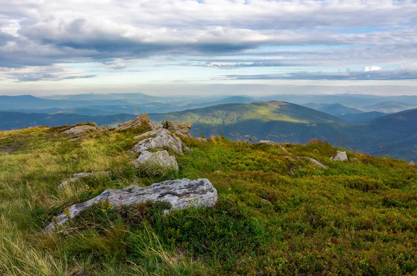 Felsformationen Auf Den Grasbewachsenen Hügeln Schöne Berglandschaft Spätsommer Bunte Rasenteppiche — Stockfoto