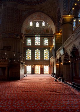 Istanbul, Türkiye - 18 Ağustos, 2015: Istanbul'da Sultanahmet Camii, iç. güzel vitray pencere. popüler turistik yer