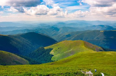 dağlarda güzel sahne bir yaz gününde. yürüyüş için güzel bir yer ve zaman dışında geçirdim. biraz bulutlu bir gökyüzü üzerinde iyi bir hava