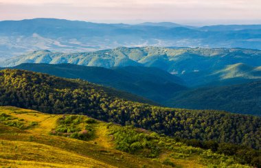 Sun valley öğleden sonra yaktı. güzel dağlık manzara ve altın ışıkta bulutlu gökyüzü. fırtına sonrası güzel sahne. bir tepenin üst kısmından görüntülemek