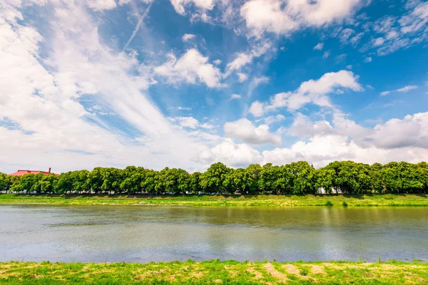 Aterro Rio Uzh Belo Cenário Verão Mais Longo Beco Tília — Fotografia de Stock