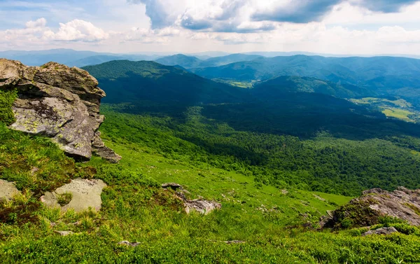 Skalní Útes Travnaté Údolí Krásné Letní Krajina Horský Hřbet Dálce — Stock fotografie