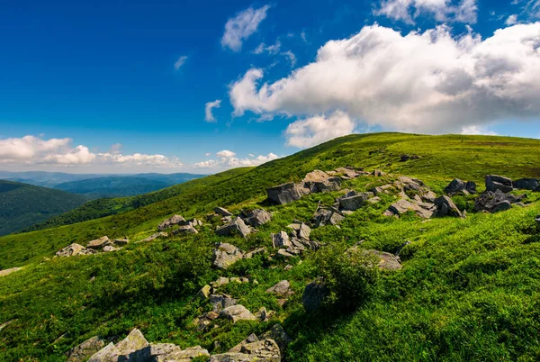 Riesige Felsformation Grasbewachsenen Hang Schöne Landschaft Des Runa Gebirges Einem — Stockfoto