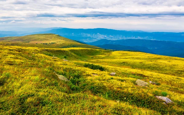 Carpathian Alps Huge Boulders Hillsides Beautiful Summer Landscape Overcast Day — Stock Photo, Image
