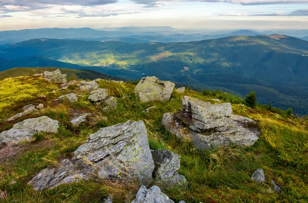 Horská Krajina Kameny Trávě Svahu Vzdálenosti Pod Modrou Oblohou — Stock fotografie