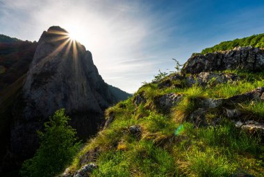 Trascau Canyon dağlarda güneş doğuyor. bahar Karpat peyzaj güzel sahne. güzel seyahat hedef. yer Cheile Valisoarei, Romanya