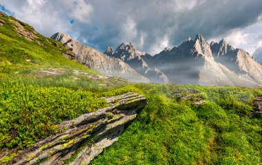 bileşik görüntü kayalık tepeler ve Yüksek Tatras hillside buzlu. Yaz aylarında güzel dağ manzarası