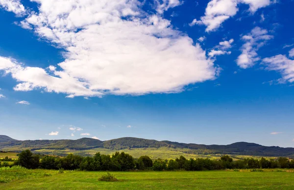 Vackra Sommarhimlen Över Det Bergiga Området Vackra Landsbygden Med Skogsklädda — Stockfoto