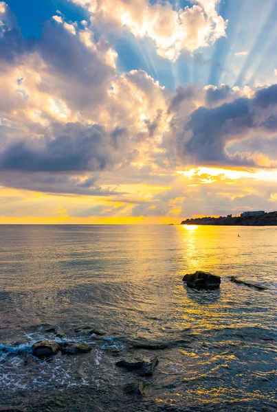 Gorgeous Sunrise Seaside Sunbeams Come Cloud Sun Reflects Rippled Water — Stock Photo, Image