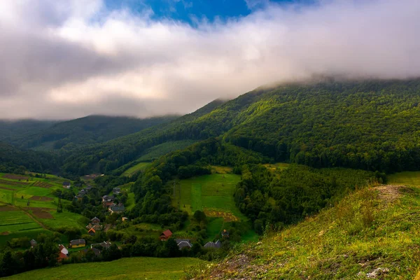 Małej Miejscowości Karpackich Gór Piękny Krajobraz Zalesionych Wzgórz Pól Rolniczych — Zdjęcie stockowe