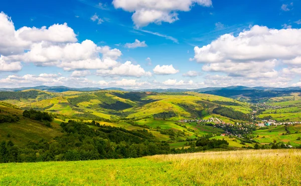 Vesnice Údolí Karpaty Krásnou Krajinu Počátkem Podzimu Mraky Modré Obloze — Stock fotografie