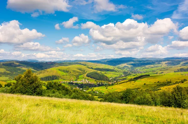 Dorf Tal Der Karpaten Schöne Landschaft Frühherbst Mit Wolken Blauen — Stockfoto