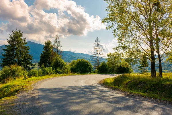古老的蜿蜒的道路 在山上 美丽的自然风光在山区 可爱的交通背景 — 图库照片