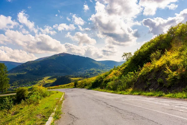 Dağlara Eski Serpantin Yolu Içinde Dağlık Alanda Güzel Doğa Manzarası — Stok fotoğraf