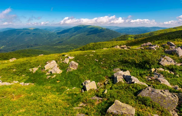Čerstvý Letní Dopoledne Krajina Horách Krásná Balvany Travnatém Kopci Pod — Stock fotografie