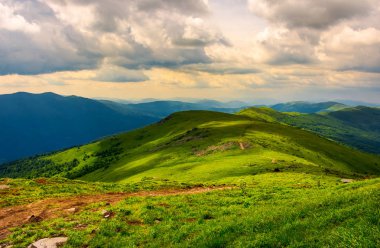 çimenli Hills güzel dağ manzarası. kabarık bulutlar gökyüzü. ayak yolunda mesafe
