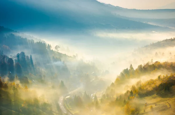 Straße Durch Das Dorf Nebligen Tal Herrliche Herbstkulisse Den Karpaten — Stockfoto