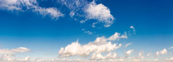 Panorama Van Mooie Cloudscape Een Blauwe Hemel Prachtige Zomer Weer — Stockfoto