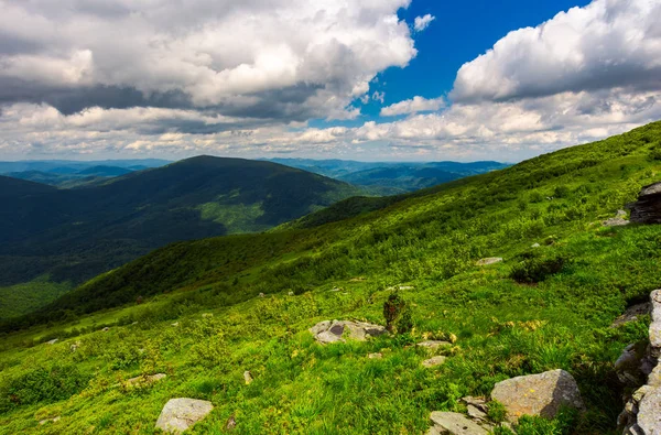 Krajobraz Góry Runa Głazów Wzgórzach Przepiękny Krajobraz Niesamowite Karpat Letni — Zdjęcie stockowe