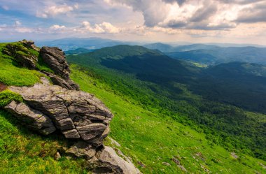 Pikui dağın kayalık uçurum. Borzhava dağ sırtı uzak mesafe. Bulutlu bir günde güzel yaz manzara